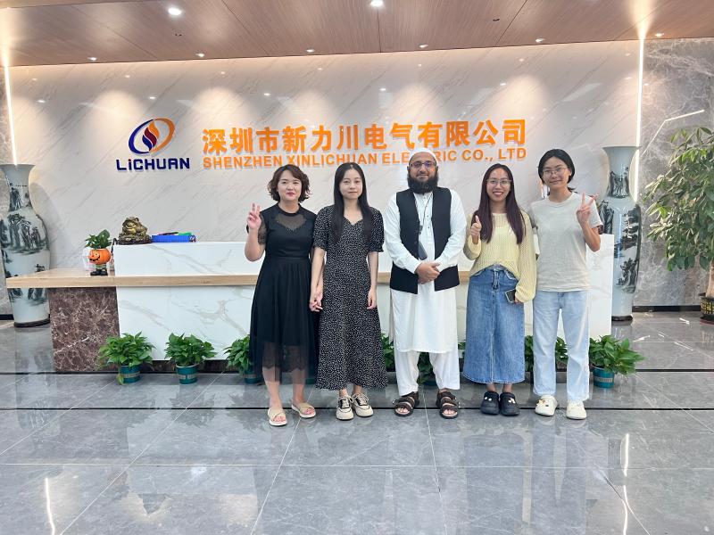 Lichuan پاکستانی صارفین کو فیکٹری کا دورہ کرنے پر خوش آمدید کہتے ہیں۔